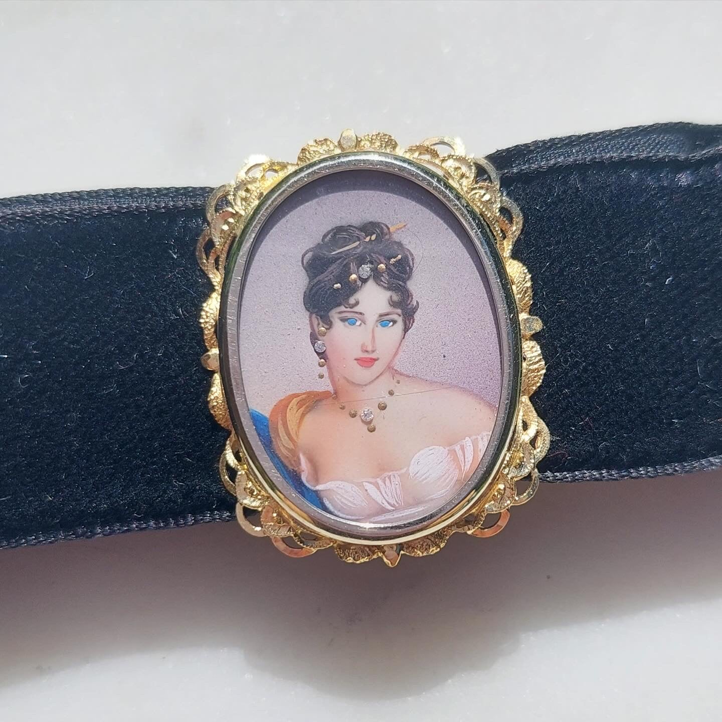 RARE Antique 18CT Gold lady portrait with Diamonds on velvet choker