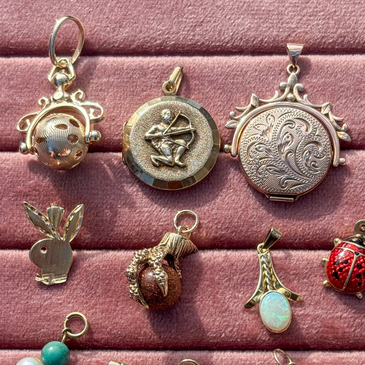 9CT Vintage engraved spinner locket with leaf motif top