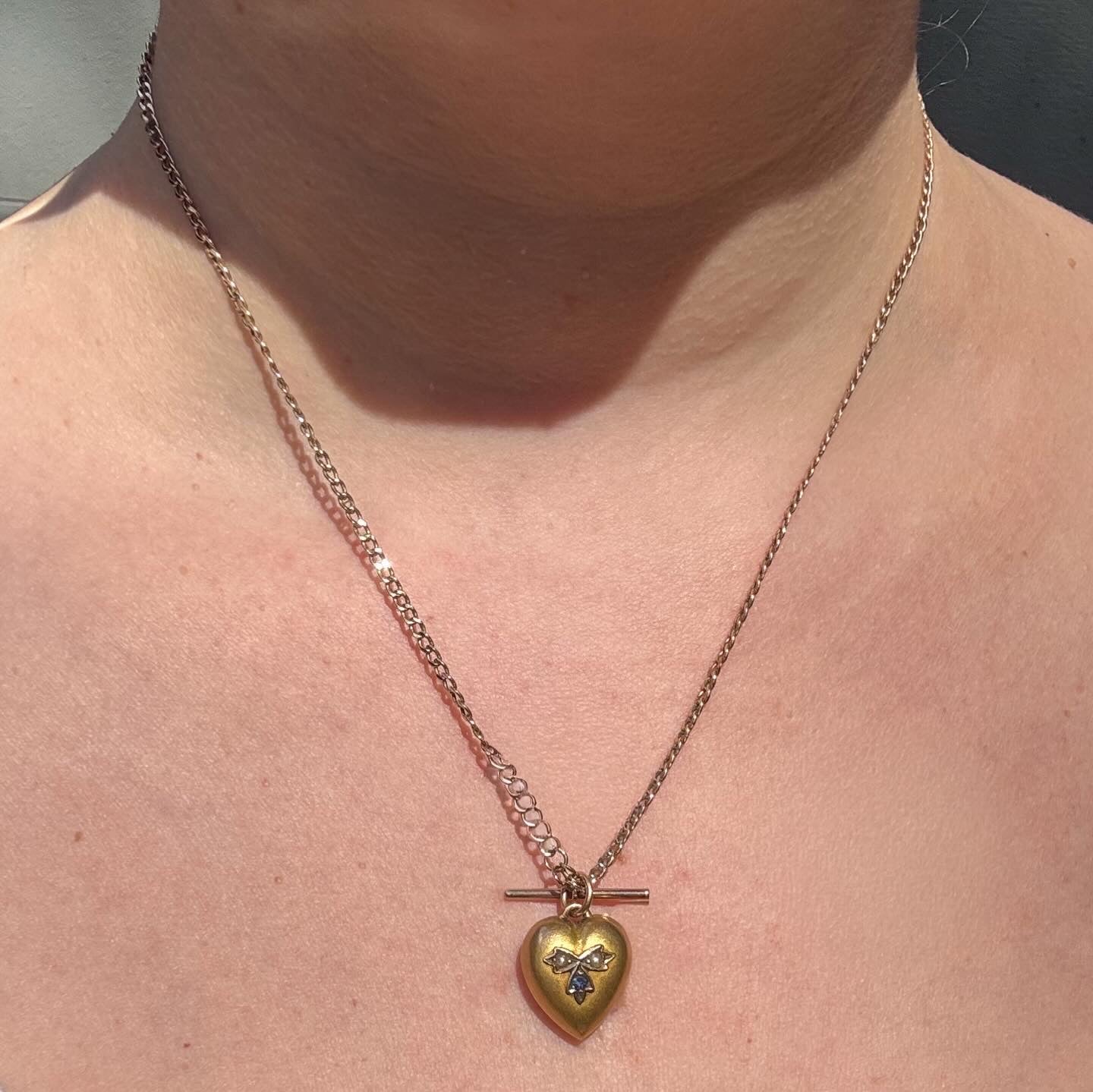 9CT Antique yellow gold heart pendant, set with two pearls and a blue paste stone