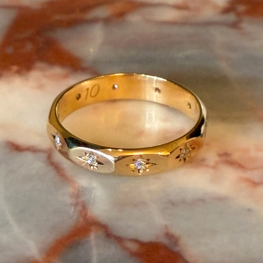 RARE 18K Antique panelled band set with sparkling starburst Diamonds