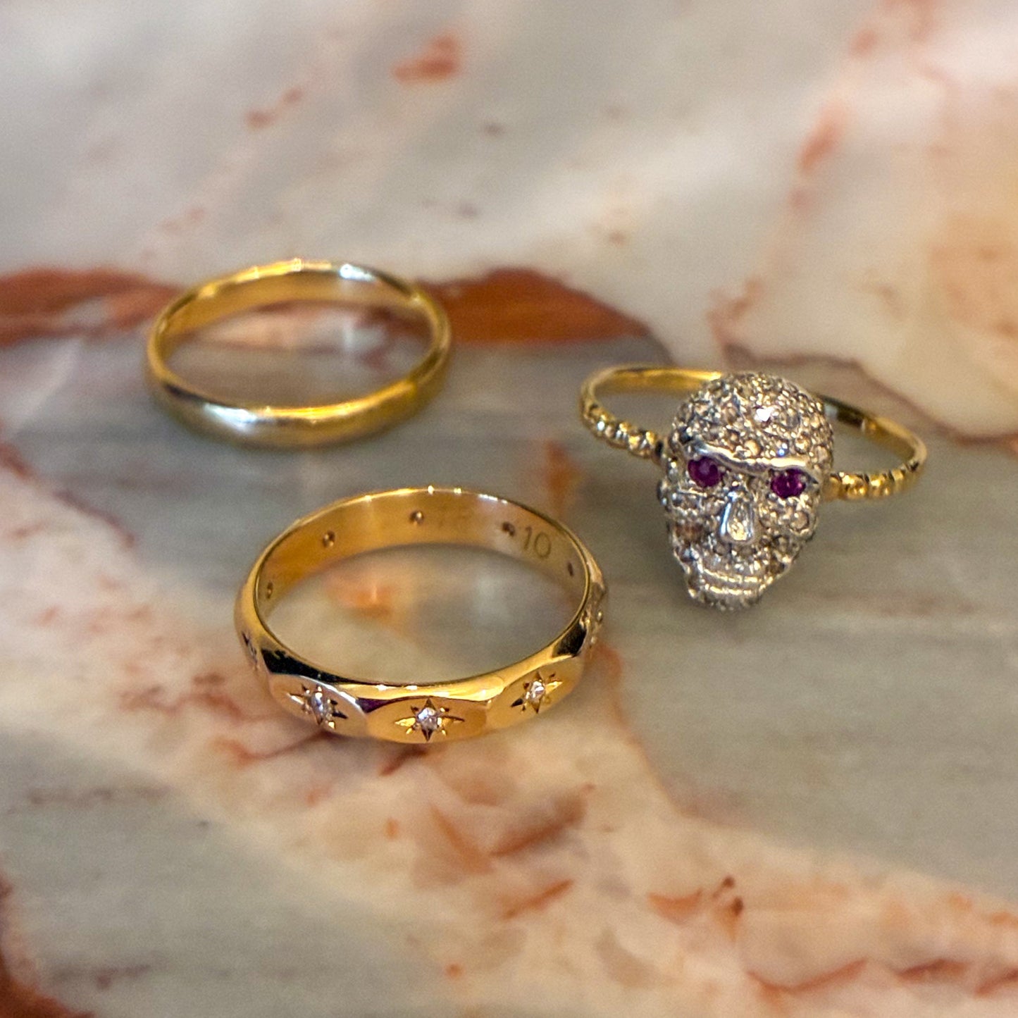 RARE 18K Antique panelled band set with sparkling starburst Diamonds