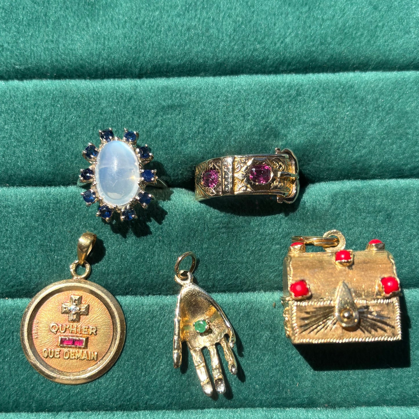 RARE Vintage French rustic 18K hand pendant with Natural Emerald