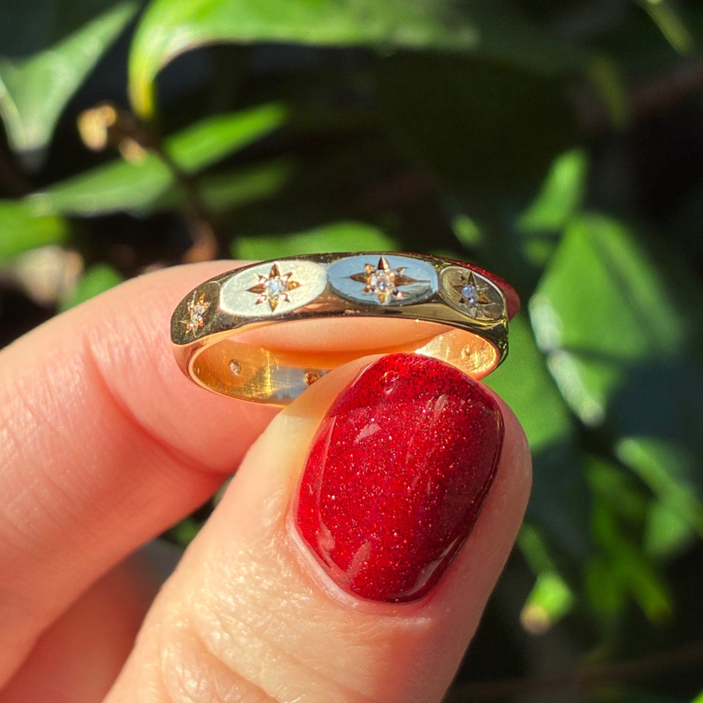 RARE 18K Antique panelled band set with sparkling starburst Diamonds