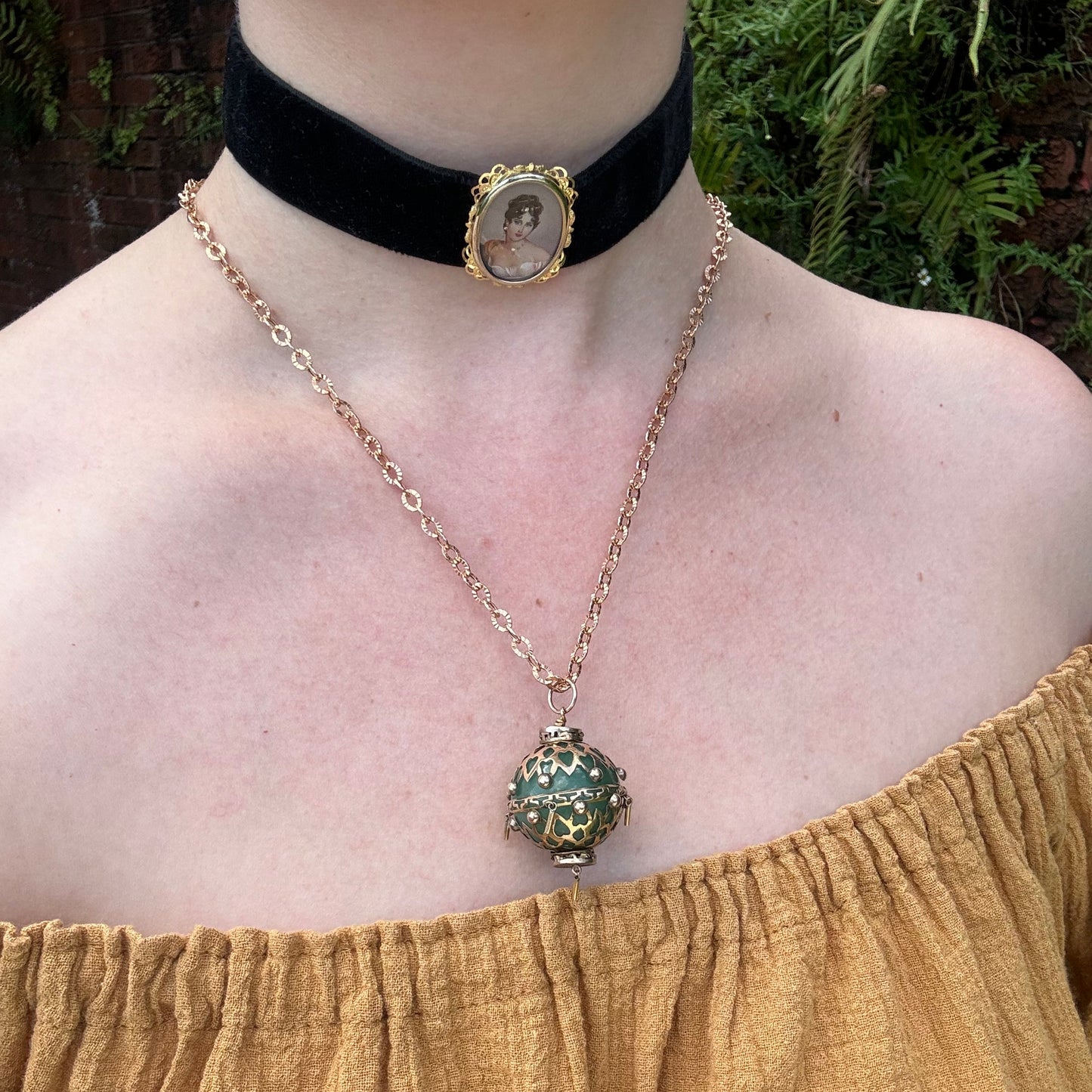 RARE Antique 18CT Gold lady portrait with Diamonds on velvet choker