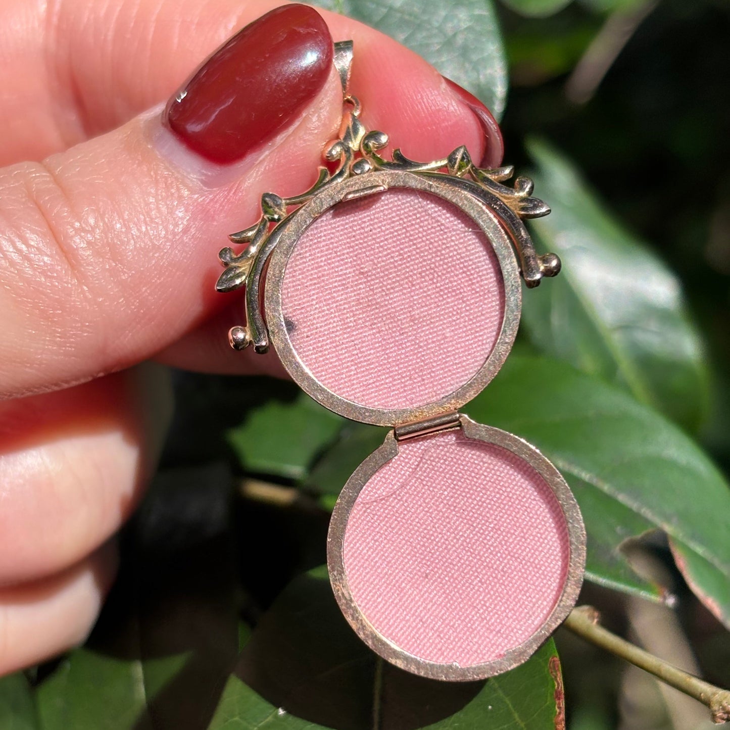 9CT Vintage engraved spinner locket with leaf motif top