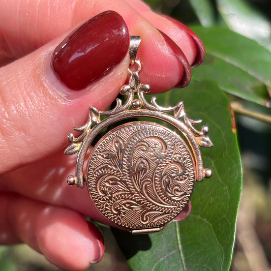 9CT Vintage engraved spinner locket with leaf motif top