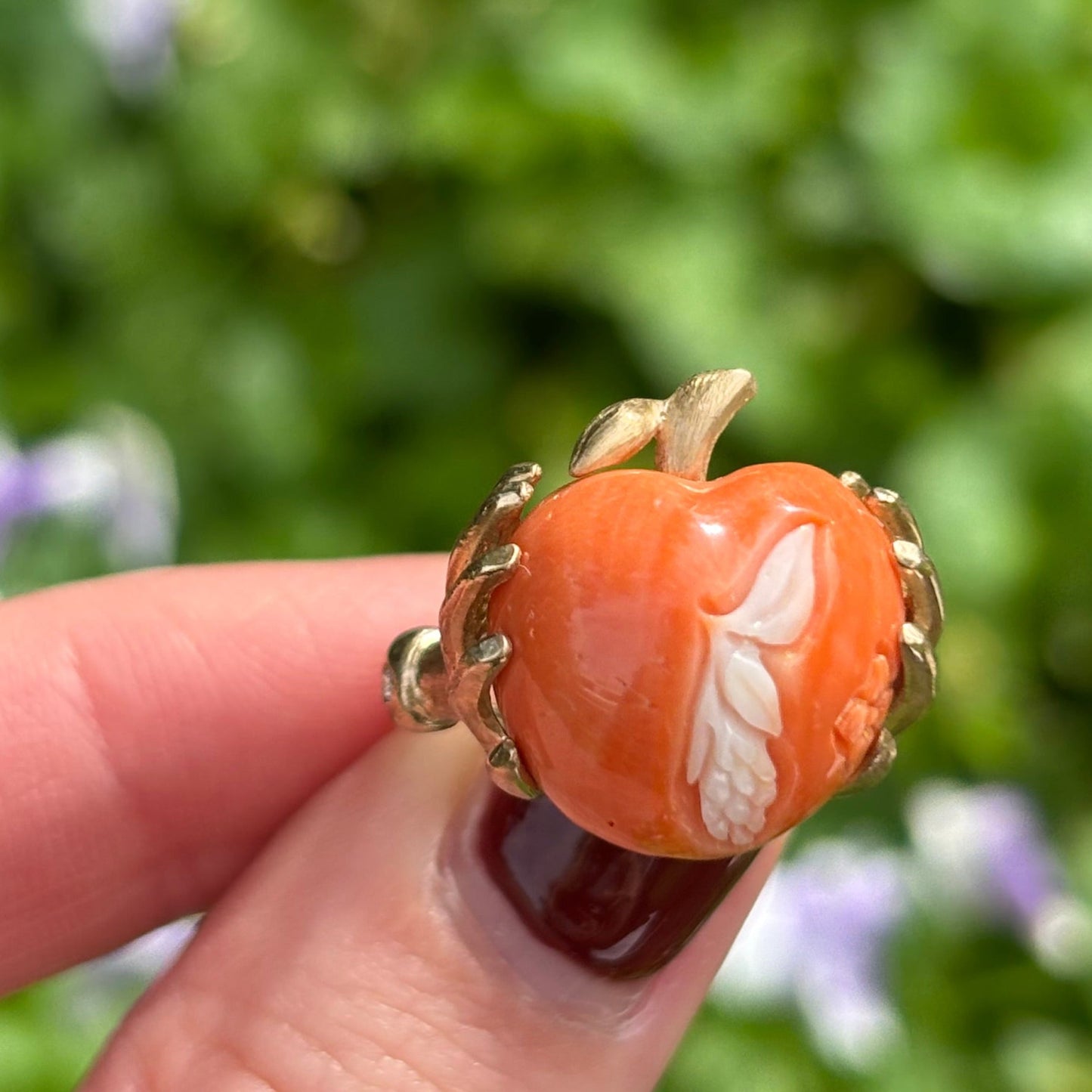 9K Coral and Diamond hands holding peach ring