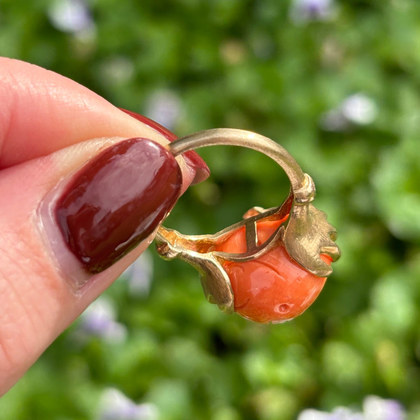 9K Coral and Diamond hands holding peach ring