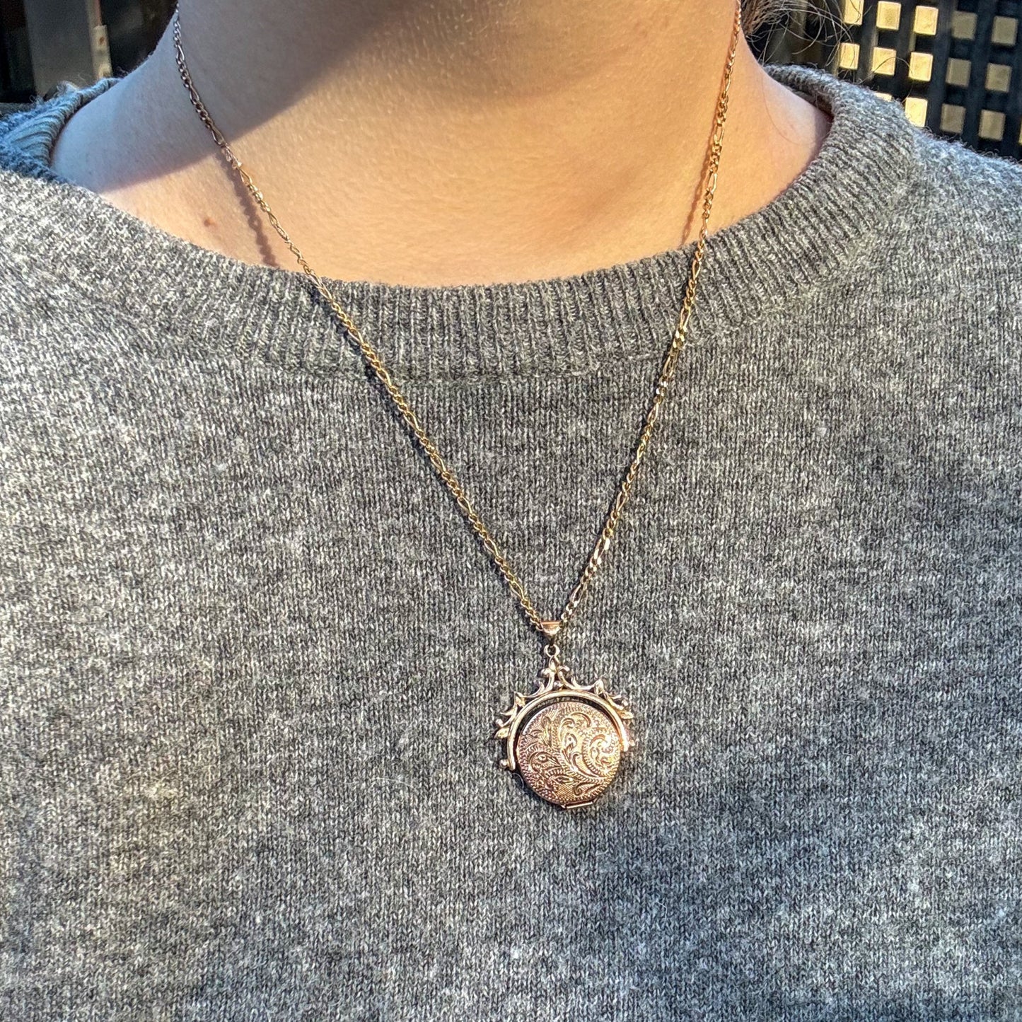 9CT Vintage engraved spinner locket with leaf motif top
