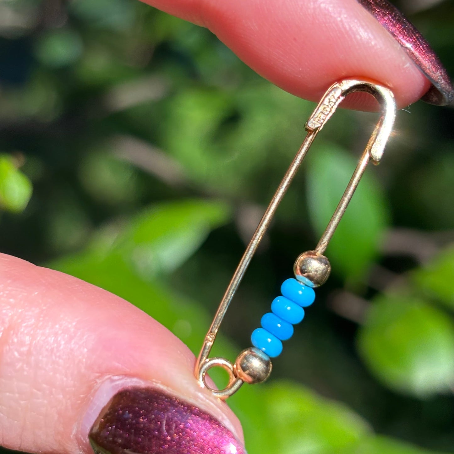 18K Vintage large safety pin with bright Natural blue stone